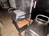 un lit en métal et une chaise en métal dans une pièce
