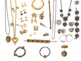 de nombreux types de bijoux exposés sur un fond blanc
