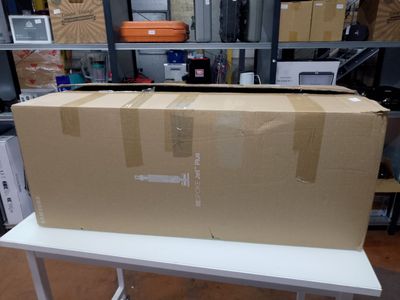 une grande boîte posée sur une table blanche