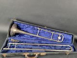 un vieux trombone en laiton dans un étui doublé de velours bleu