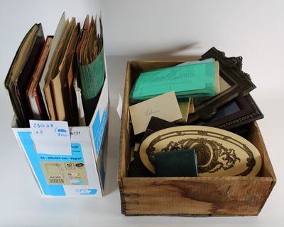 Cartons d'objets en vrac : Kodak Brownie Finder, médaille, c…