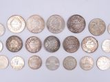 un ensemble de pièces d'argent et d'argent sur un fond blanc