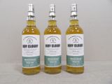 trois bouteilles de whisky posées les unes à côté des autres sur une table