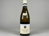 la bouteille de vin blanc est posée sur la table