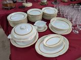 plusieurs assiettes et tasses sur une table avec une nappe rouge