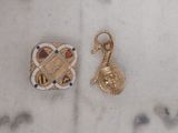 une photo d'une paire de boucles d'oreilles posées sur une surface en marbre