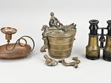 plusieurs objets anciens en laiton, notamment un vase en laiton, un bougeoir en laiton et une assiette en laiton