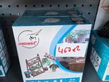 trois boîtes de télécommandes sur l'étagère du magasin