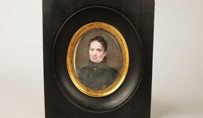 portrait d'une femme en robe noire dans un cadre noir