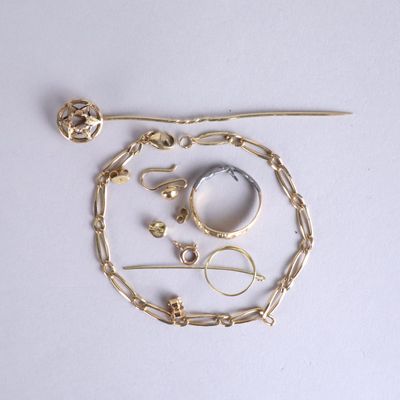 beaucoup de bijoux en or sur une surface blanche
