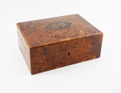 Coffret en placage de loupe de thuya, chiffré
