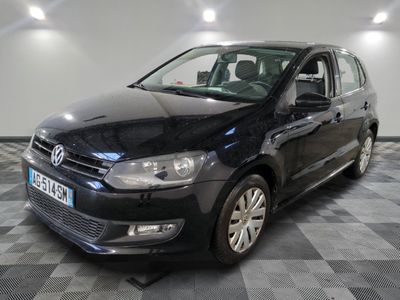 la volkswagen polo noire est garée sur un carrelage à carreaux