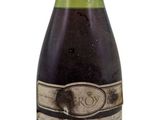 une bouteille de vin posée sur une table