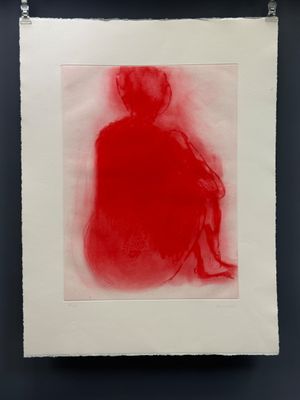 tableau représentant une femme en robe rouge assise sur une surface noire
