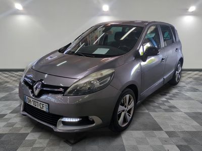 la voiture grise est garée dans le garage sur le sol en damier