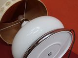 une lampe posée sur une table près d'un mur rouge