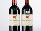 deux bouteilles de vin rouge posées l'une à côté de l'autre sur une table