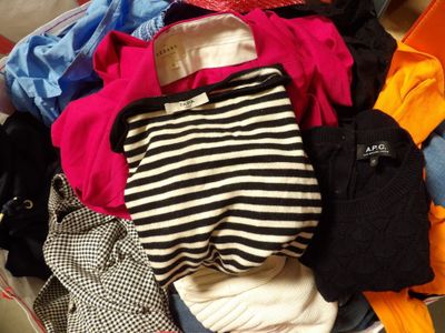 un tas de vêtements qui traîne dans une valise