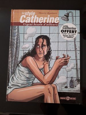 une photo d'une photo représentant une femme assise sur des toilettes