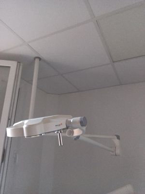 une caméra fixée au plafond d'une salle de bains
