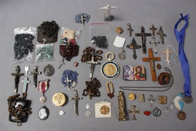 beaucoup d'objets religieux sur la table