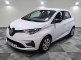 la voiture blanche est garée sur un sol en damier dans le garage