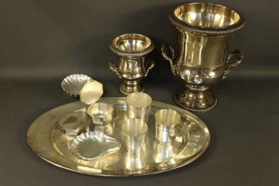 un plateau en argent avec des tasses en argent et un plateau en argent sur lequel sont posées des tasses en argent