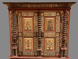 une image représentant une armoire en bois dont les portes sont ornées de motifs élaborés