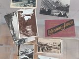 de nombreuses photos anciennes exposées dans une vitrine