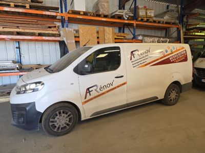 une camionnette garée dans un entrepôt