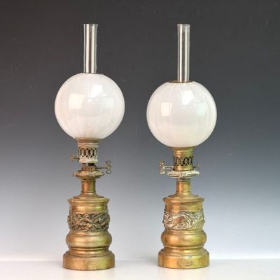 paire de lampes de table anciennes en laiton avec des globes en verre opalisé