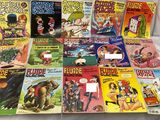 un grand nombre de bandes dessinées sur la table