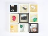 une photo montrant un assortiment d'objets dans une boîte carrée