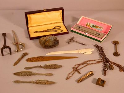 Bel ensemble d'objets de vitrine dont : Max Le Verrier : cou… - Photo 1