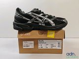 Chaussures de course Asics Gelevo dans une boîte posée sur une table