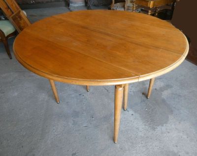 une table en bois entourée de deux chaises