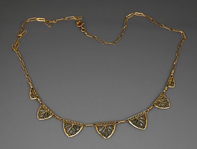 une image représentant un collier en or orné de feuilles