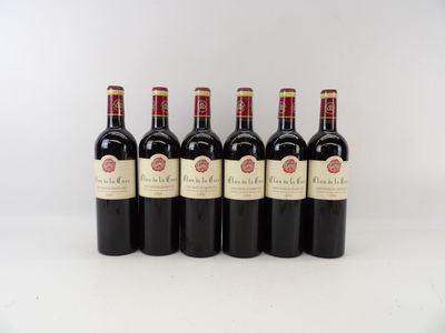 six bouteilles de vin rouge alignées