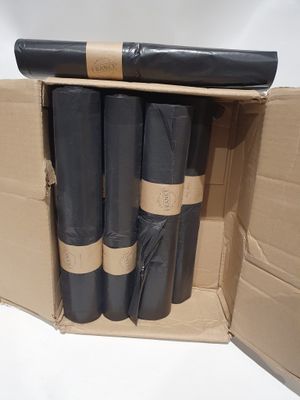 quatre rouleaux de papier noir dans une boîte en carton