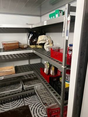 un garde-manger avec beaucoup de nourriture sur les étagères