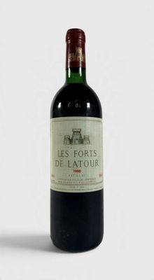 une bouteille de vin posée sur une table