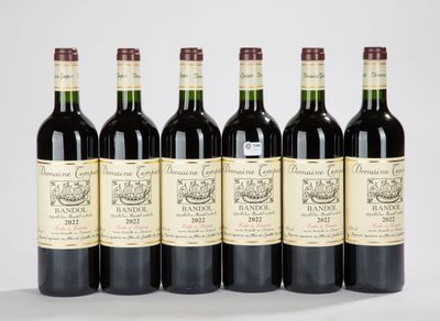 six bouteilles de vin sont alignées sur une table