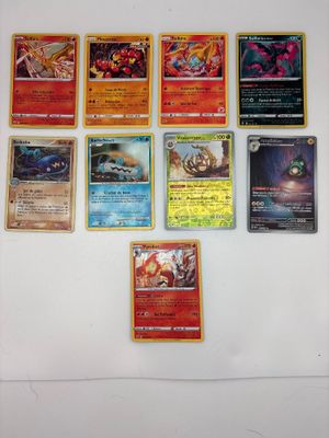 de nombreux types différents de cartes Pokémon accrochées au mur