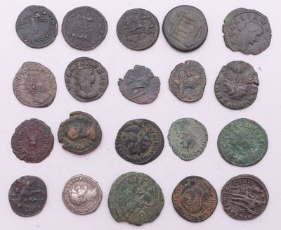 une image représentant une collection de pièces de monnaie anciennes posées sur une surface blanche