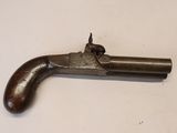 un vieux pistolet posé sur une table