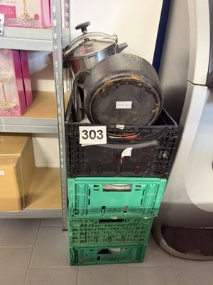 une pile de casseroles et de poêles posée sur une étagère dans un magasin