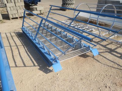 une étagère métallique posée à même le sol
