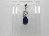 un gros plan sur un collier orné d'une larme bleue