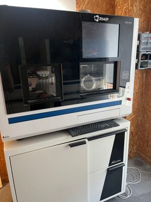 l'image d'une machine posée sur une table