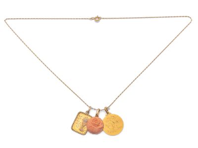 un gros plan d'un collier orné de deux breloques